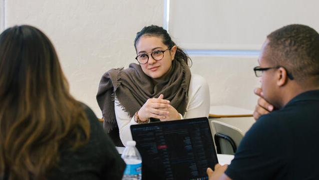 阅读下面的故事:教育学院的学生填补了心理健康护理的需求